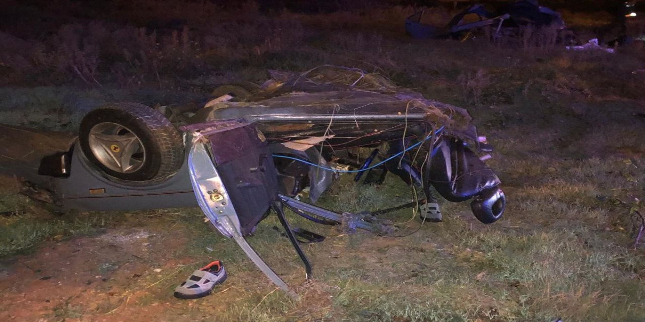 Tokat'ta ağaca çarpan ve ikiye bölünen otomobildeki 2 kişi öldü, 1 kişi yaralandı