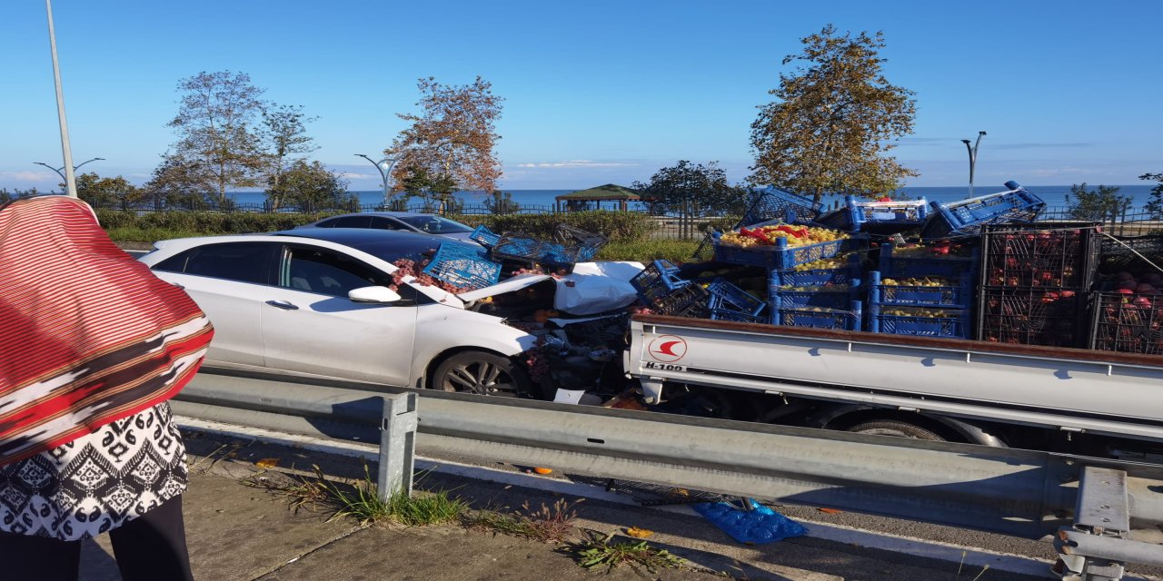 Trabzon Rize istikametinde otomobil kamyonete çarptı; meyveler yola saçıldı