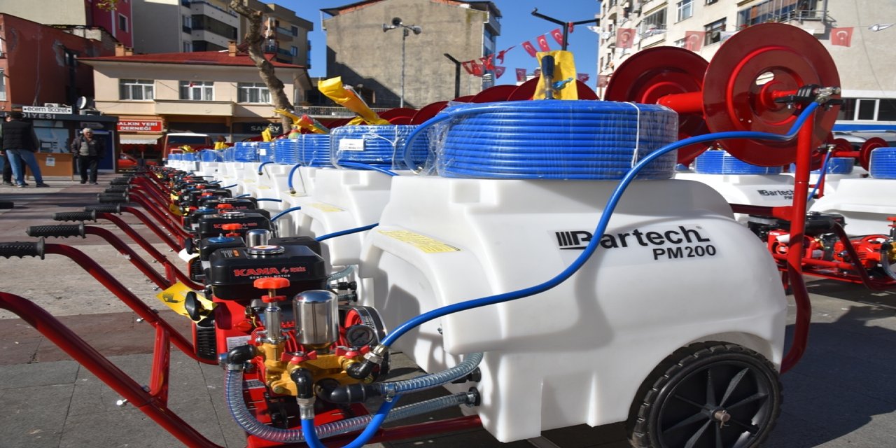 Görele'de kahverengi kokarca ile mücadele için ilaçlama makinesi dağıtıldı