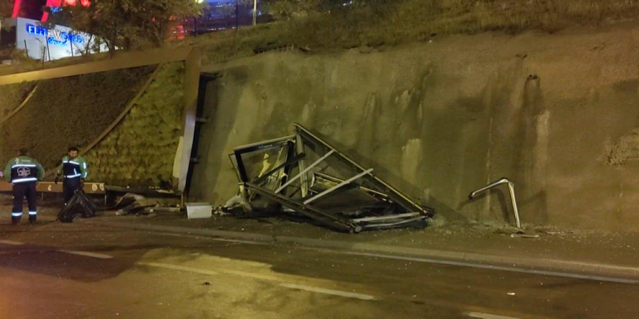 Maltepe'de, sürücüsünün direksiyon hakimiyetini kaybettiği otomobil, otobüs durağını yıktı: 4 yaralı