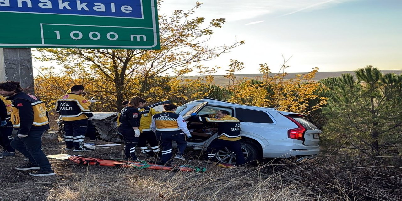 Cip, yön levhasının direğine çarptı; 2 ölü, 3 yaralı