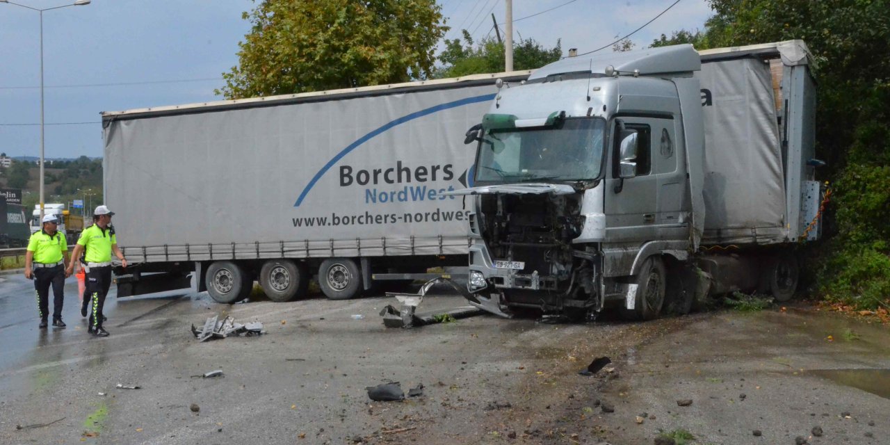 Tır'la Yaptığı Kazadan Yara Almadan Kurtuldu; Aracının Durumuna Üzüldü