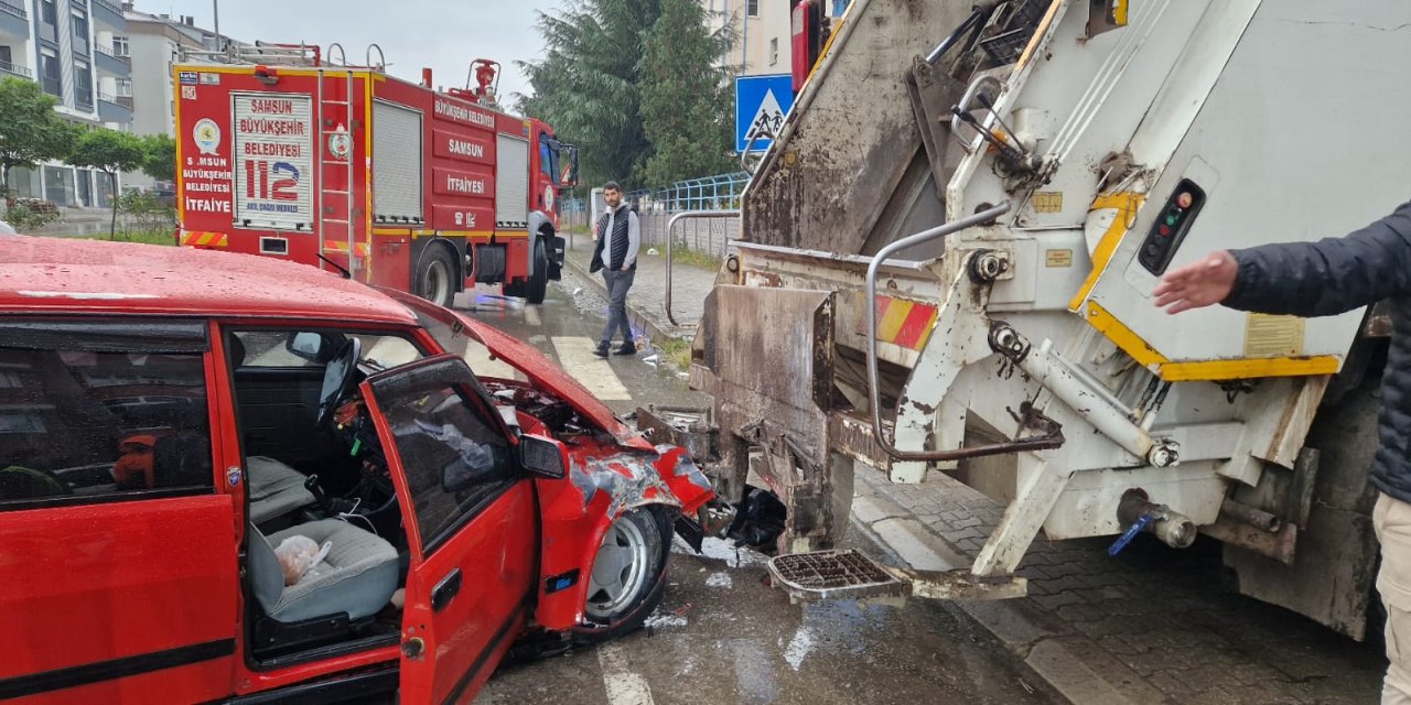 Samsun'da çöp toplama kamyonu ile çarpışan otomobildeki 3 kişi yaralandı
