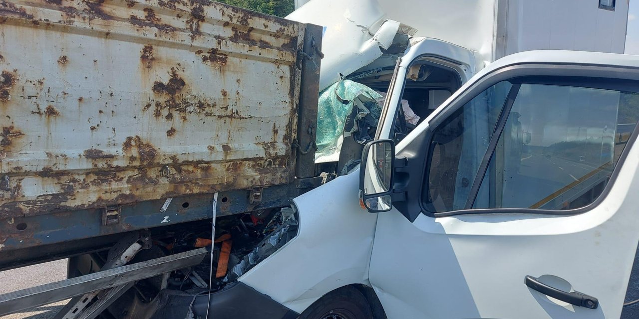 Otoyolda Tır'a Çarpan Kamyonetin Sürücüsü Yaralandı