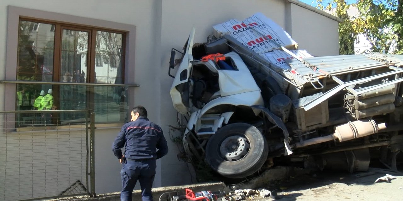 Kartal'da gaz beton yüklü kamyon 2 katlı binaya girdi: 1 yaralı