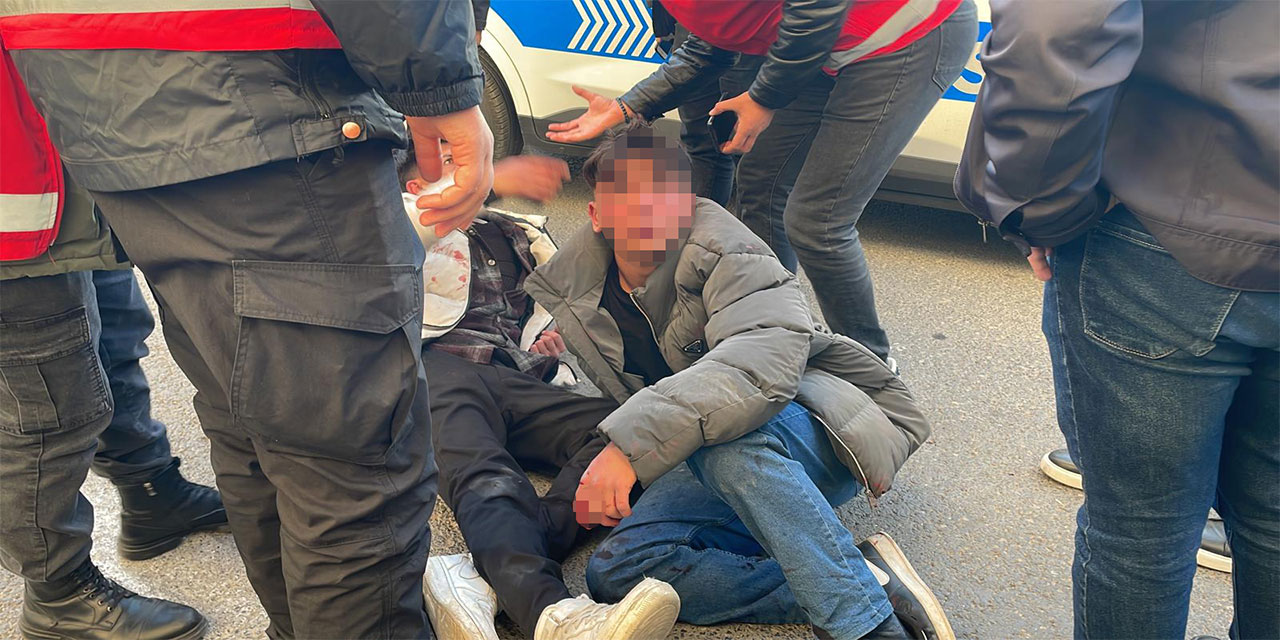 Takip Ettikleri Husumetlileri Tarafından Dövülen 2 Genç, Parkta Bulunan Bir Kişiyi Bıçakladı