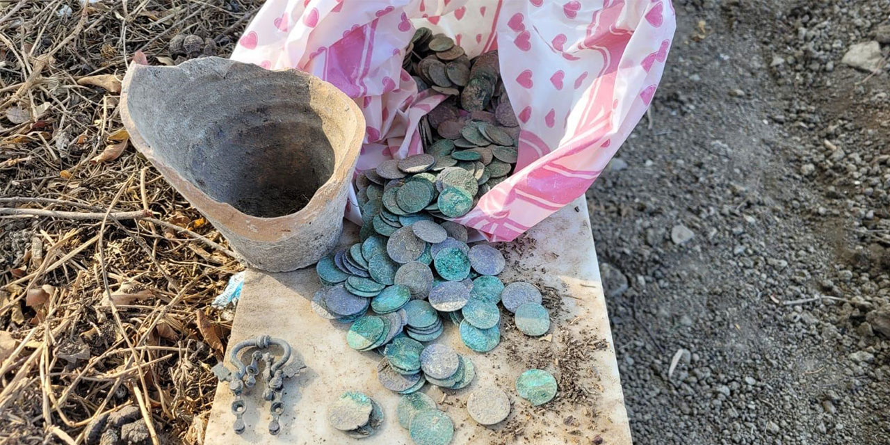 Mezar Kazısında 500'den Fazla Sikke Bulundu