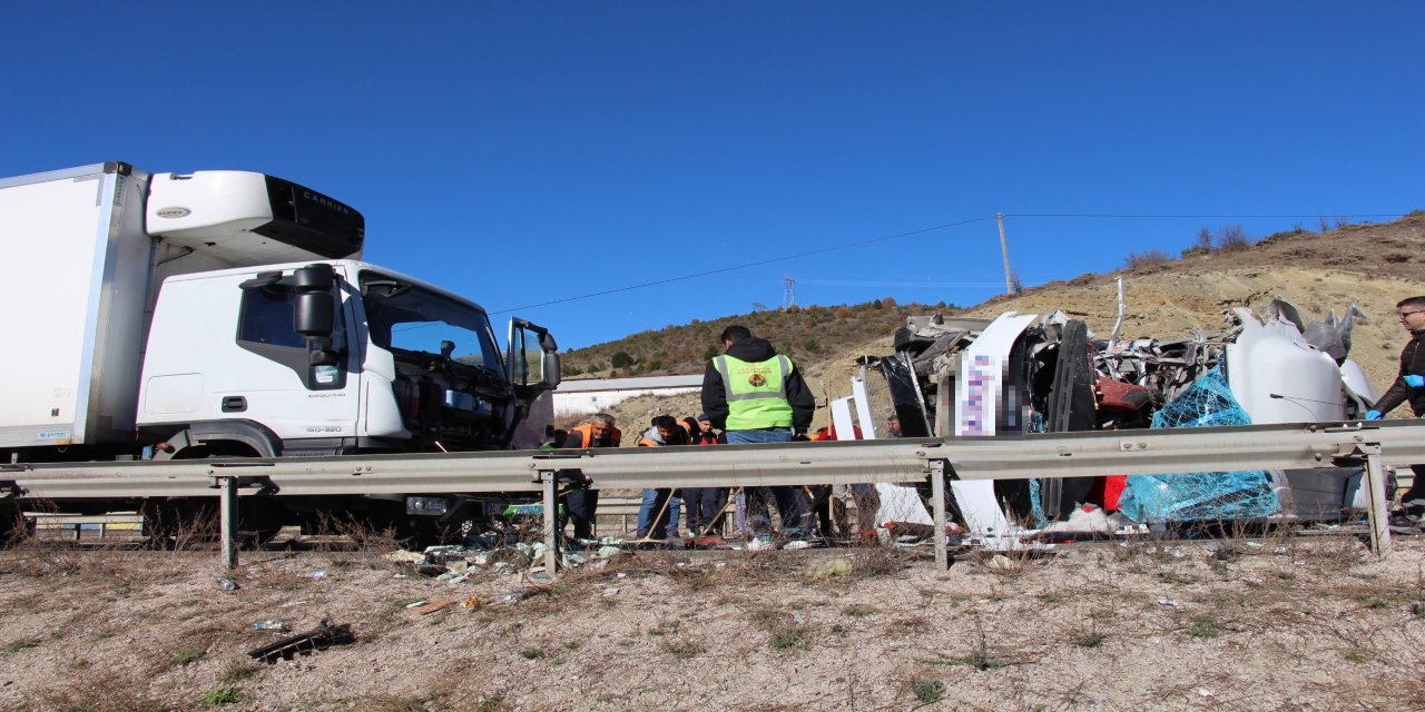 Çankırı'da zincirleme kaza: 1'i ağır, 14 yaralı