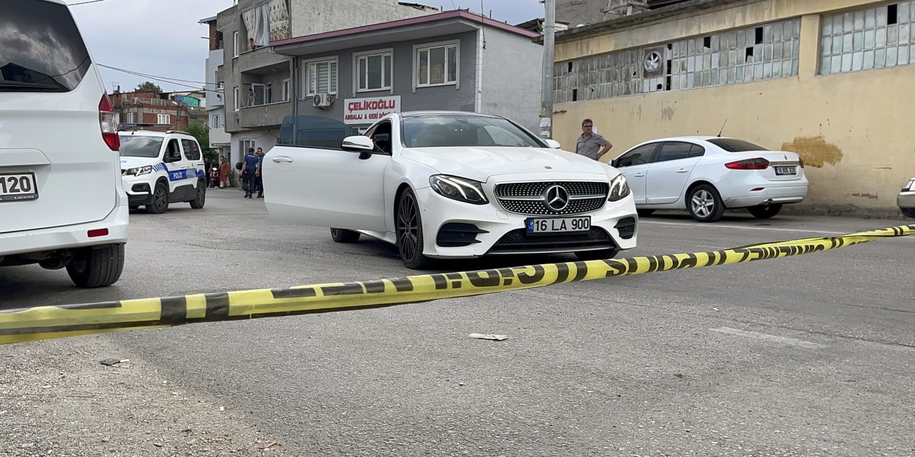 Motosikletten Otomobile Ateş Açıldı; Sürücü Ağır Yaralı