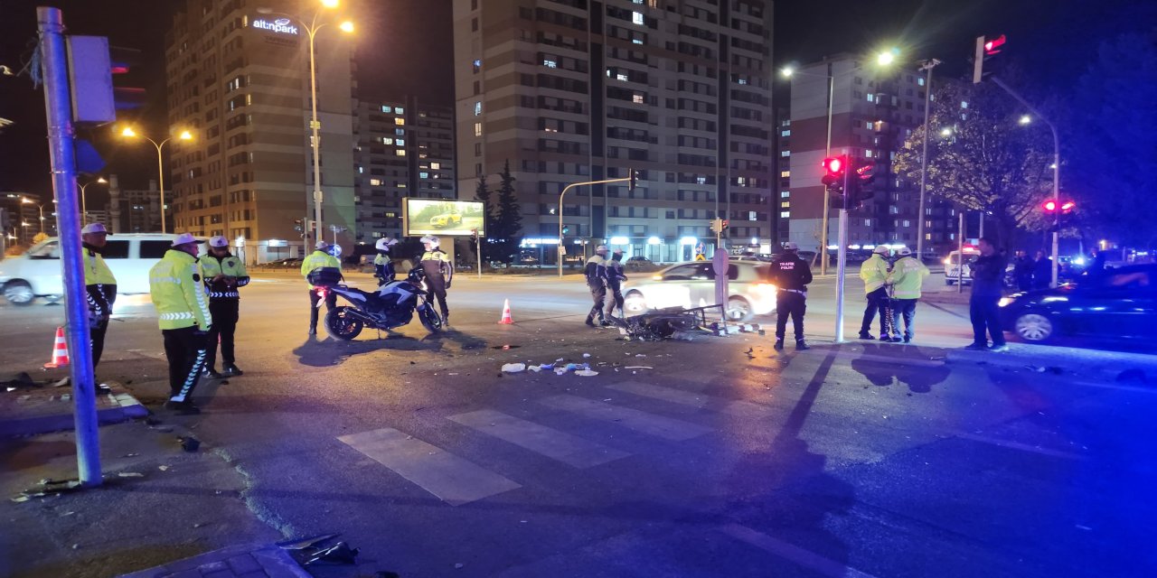 Otomobile çarpan motosiklet sürücüsü öldü; kaza kamerada