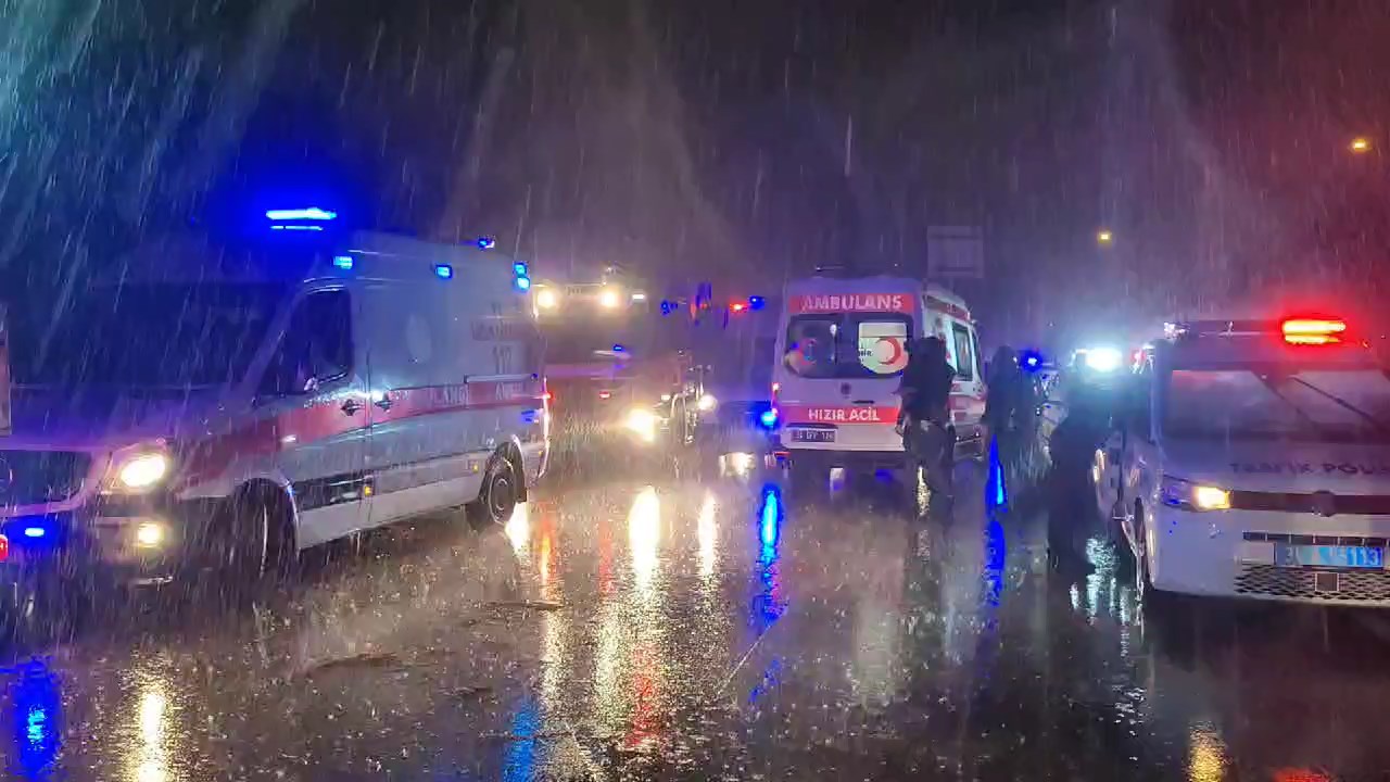 Bayrampaşa'da yolcu otobüsü devrildi; 2 ölü 1'i ağır 15 yaralı