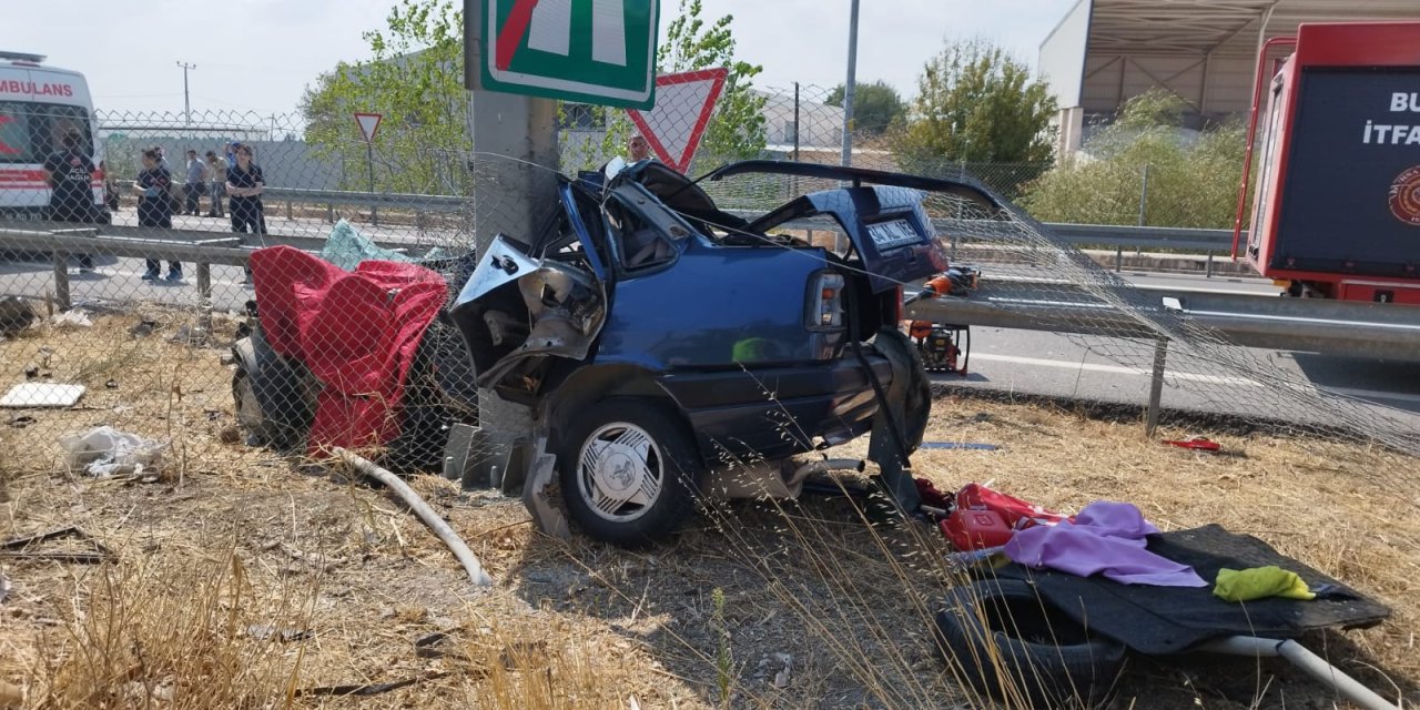 Refüjdeki Direğe Çarpan Otomobilin Sürücüsü Öldü