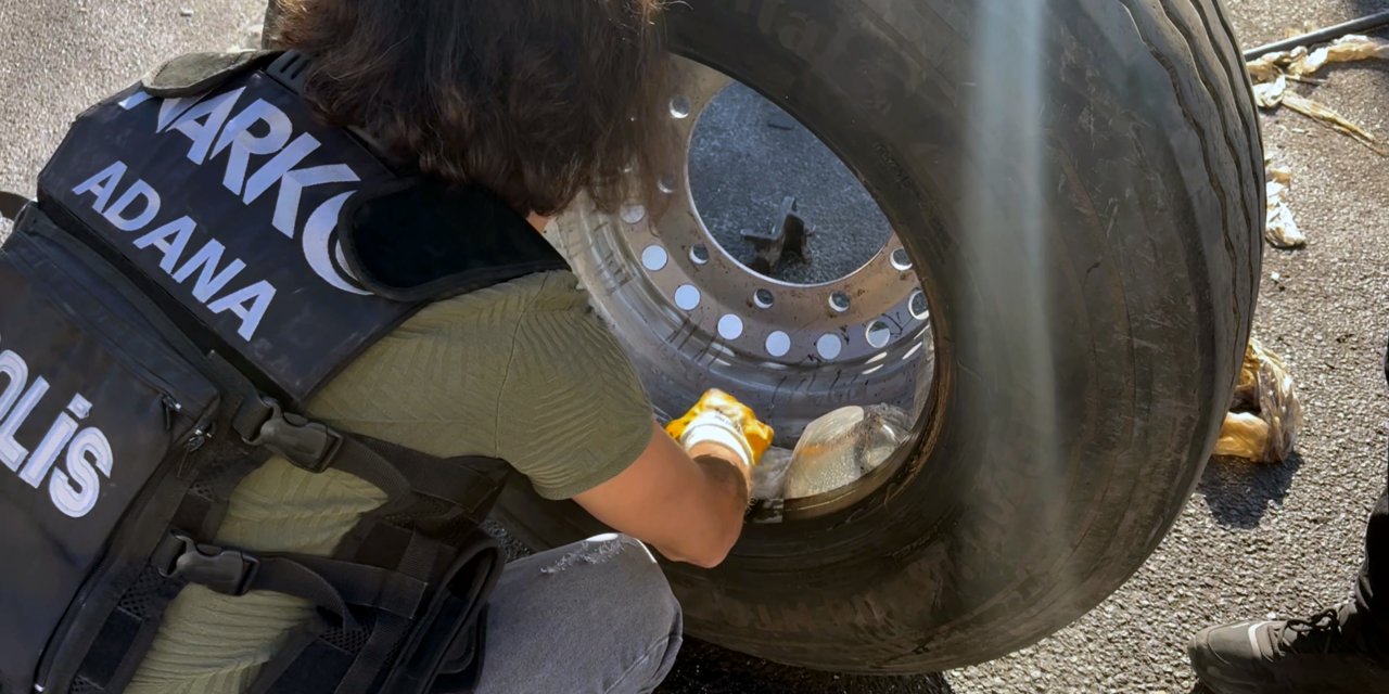 TIR'ın lastiğindeki 53 kilo esrarı narkotik köpeği 'Barbara' buldu