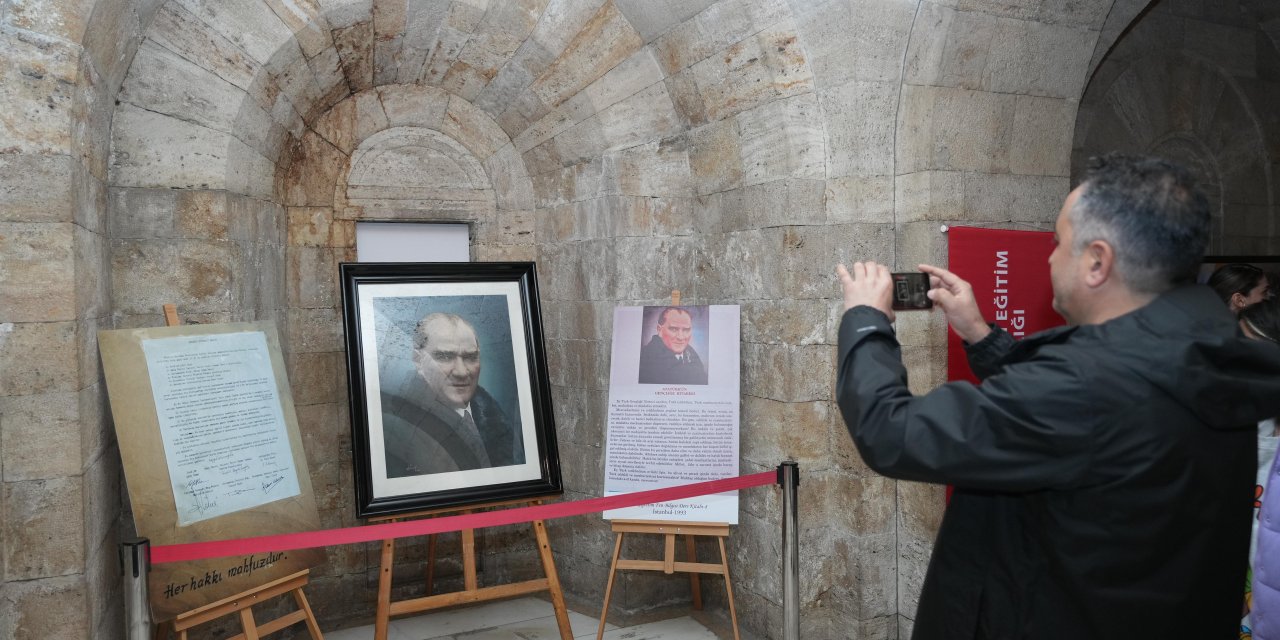 MEB: Tarihi Atatürk portresi, Anıtkabir'de yoğun ilgi gördü