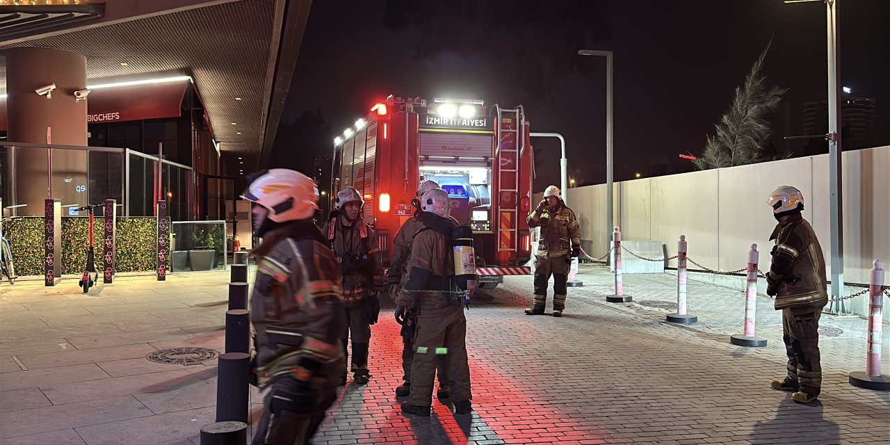 İzmir’de AVM’de yangın paniği: 3 kişi dumandan etkilendi
