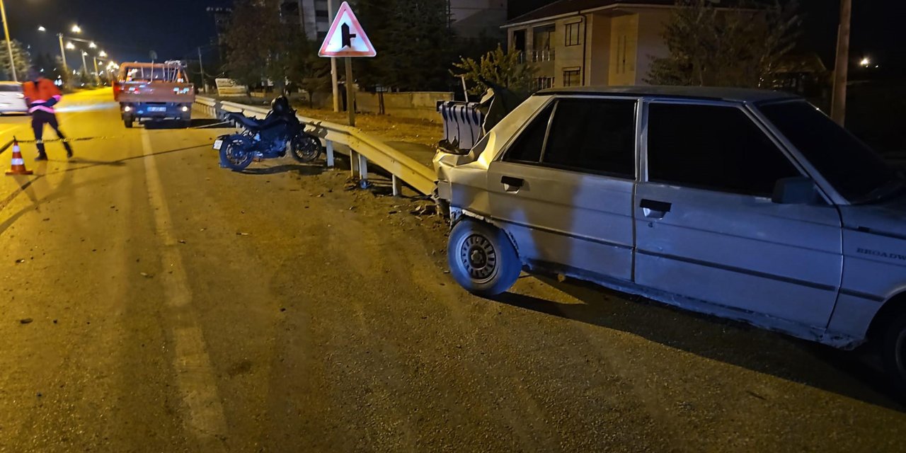 Otomobille çarpışan motosikletin sürücüsü yaralandı; kaza anı kamerada