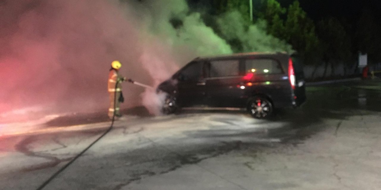 Akaryakıt istasyonunda park halindeki minibüs yandı