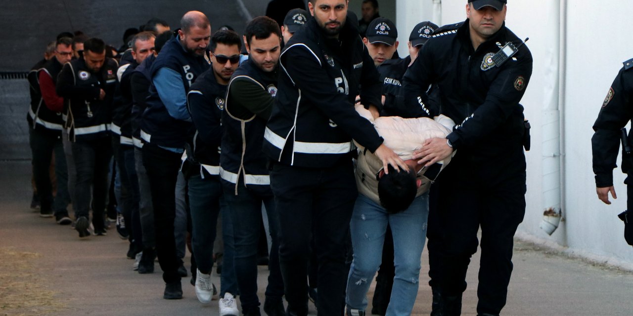 ADANA ‘KUYU-37’ operasyonunda gözaltına alınan 282 şüpheli adliyede