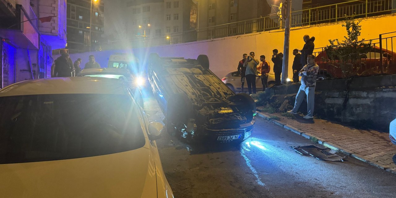 İstanbul- Gaziosmanpaşa'da film sahnelerini aratmayan kovalamaca kazayla bitti; o anlar kamerada // görüntü düzeltildi
