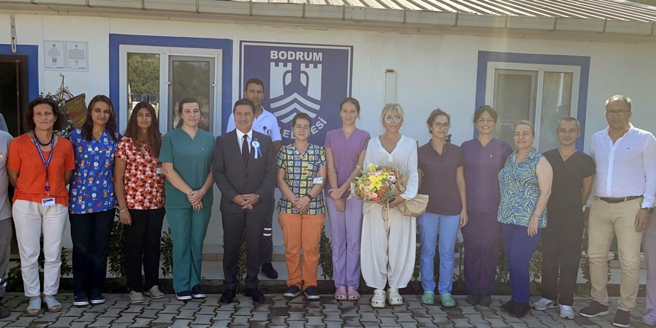 Ajda Pekkan Bodrum'da Hayvan Barınağını Gezdi: Sokaktakileri De Korumak Lazım