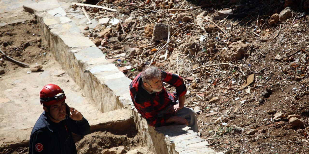 Düşürdüğü telefonu almak isterken indiği falezlerde yaralanıp, mahsur kaldı