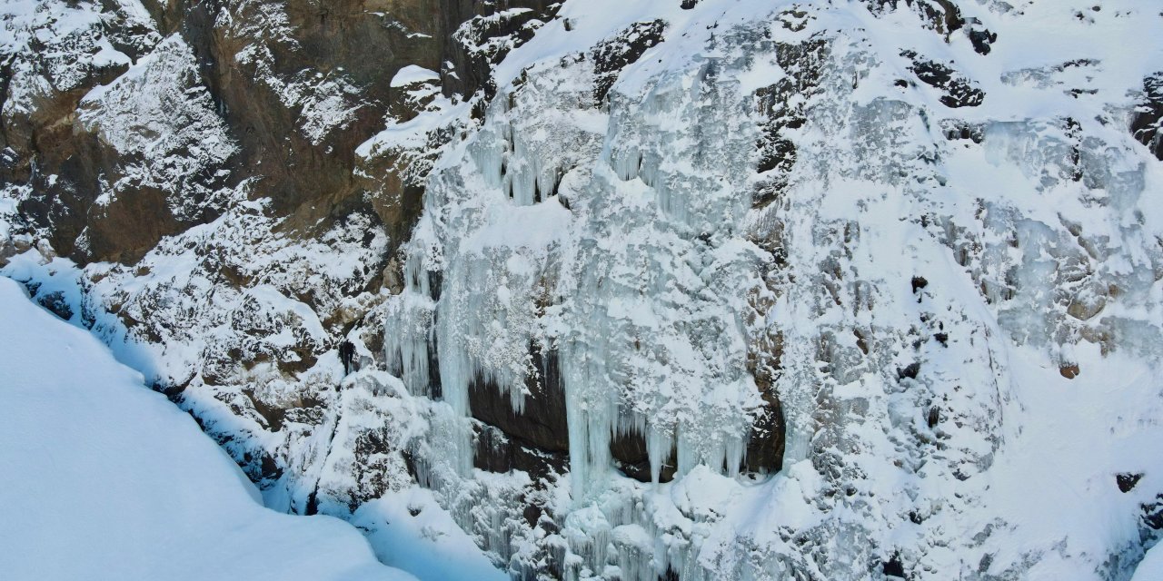 4 Bin 135 Rakımlı Cilo- Sat Dağları'nda Donan Göl Ve Şelale Görüntülendi