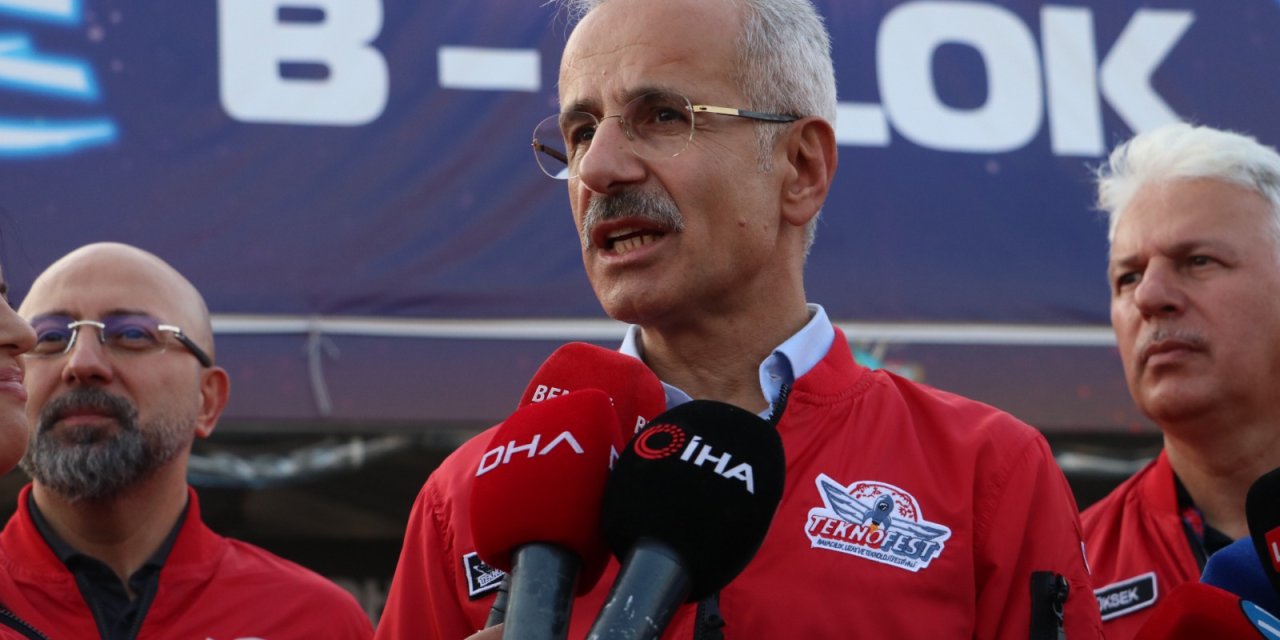 Bakan Uraloğlu, Teknofest'te Stantları Gezdi