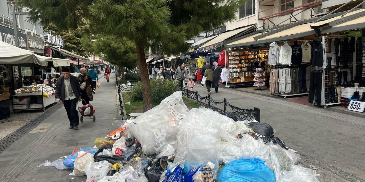 Buca'da Grevin İkinci Gününde Sokaklarda Çöp Yığınları Oluştu