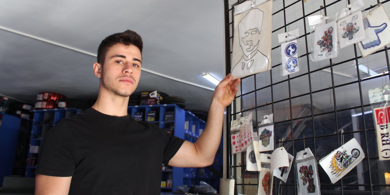 Antalya Atatürk Görseline Basan Kişiye Tezgahın Üzerinden Atlayıp Müdahale Etti