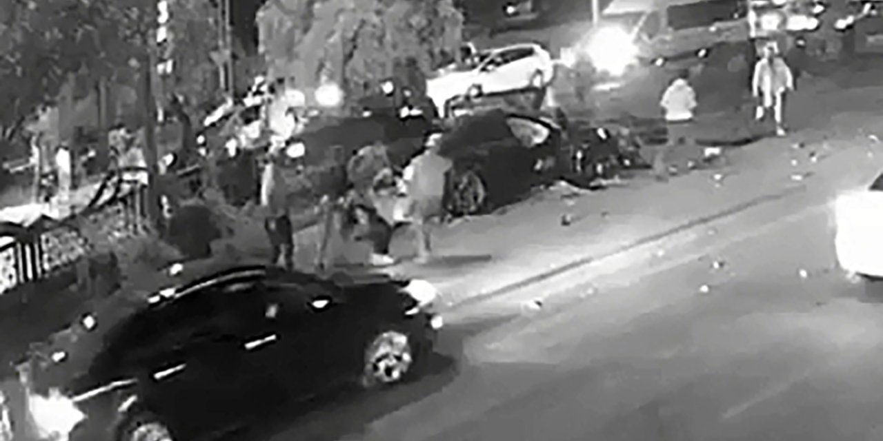 Kaza yapan otomobildeki eşyaları çaldılar