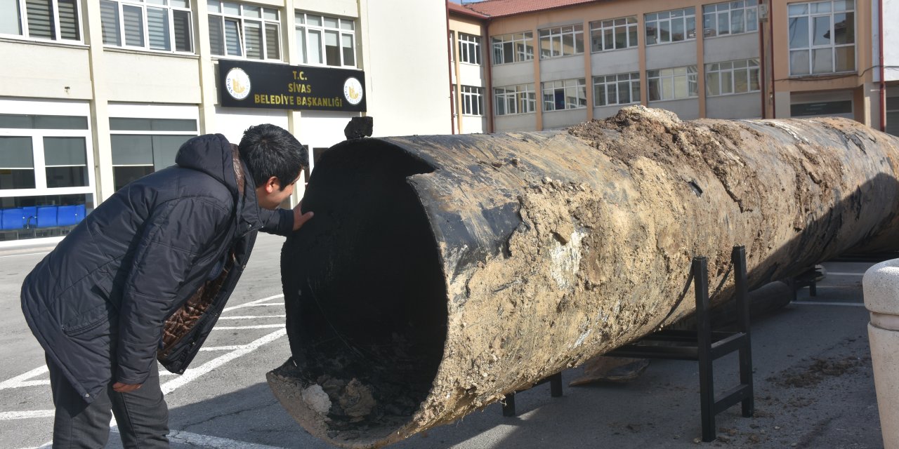 45 Yıl Önce İçme Suyu Hattı İçin Yerleştirilen Borular, Belediye Önünde Sergileniyor