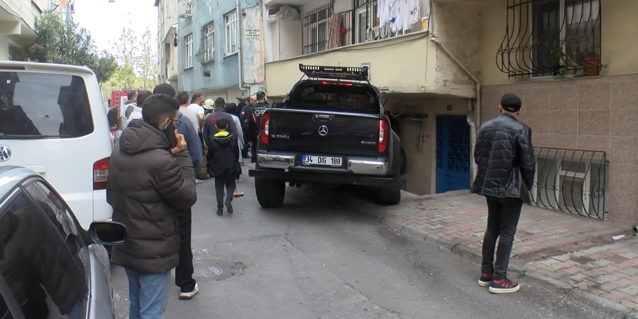 İstanbul - Esenler'de yola çıkan çocuğa çarpmamak için direksiyonu kırdı; apartmana çarptı