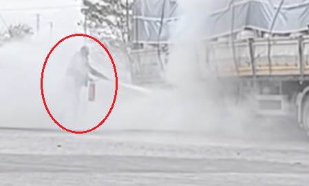 Akaryakıt istasyonunda TIR'ın patlayan lastiği alev aldı; o anlar kamerada