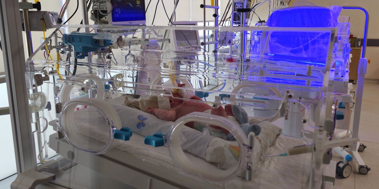 Çöp konteynerinde yastık kılıfına sarılı bulunan bebek tedaviye alındı (2)