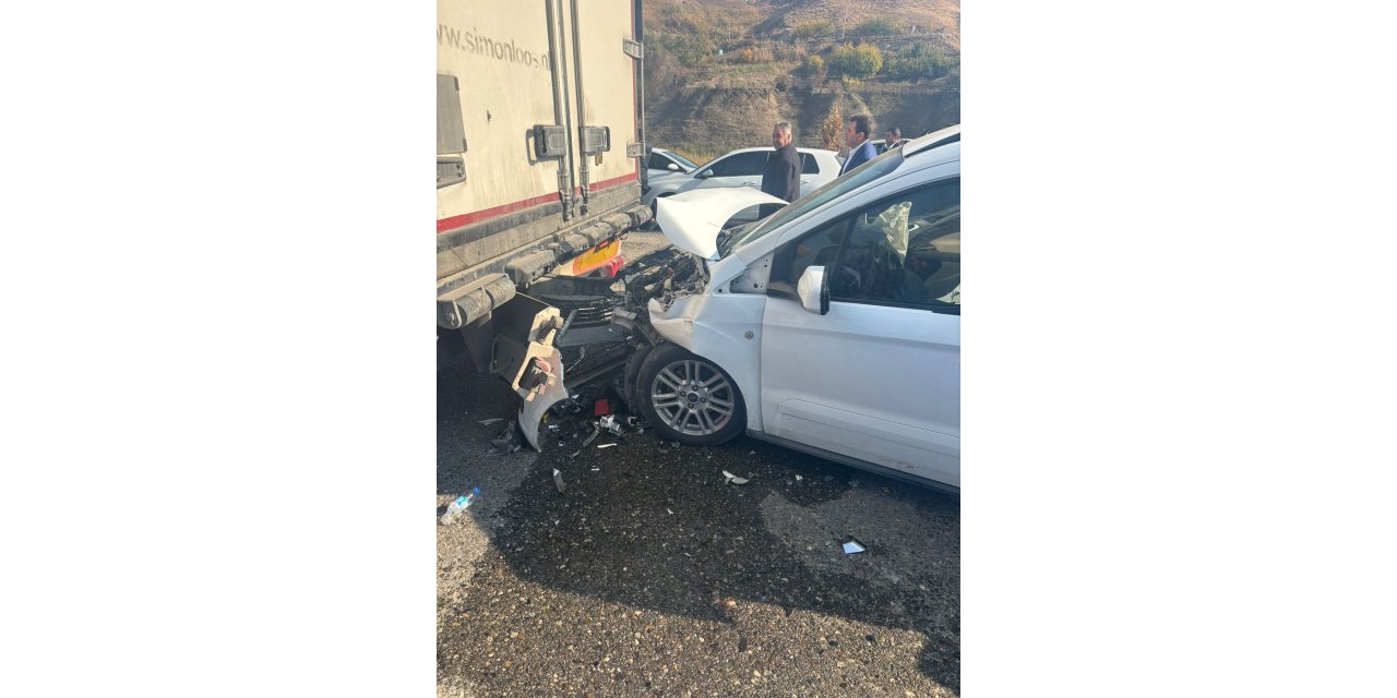 Diyarbakır’da 3 TIR ve 3 otomobilin karıştığı zincirleme kazada 8 yaralı