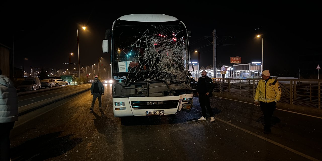 Kayseri'de 3 aracın çarpıştığı kazada 2 kişi yaralandı