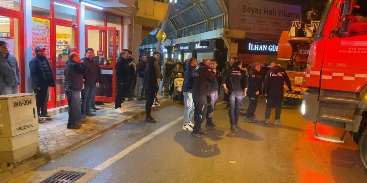 Bursa'da iki katlı ahşap binadaki yangın endişe yarattı