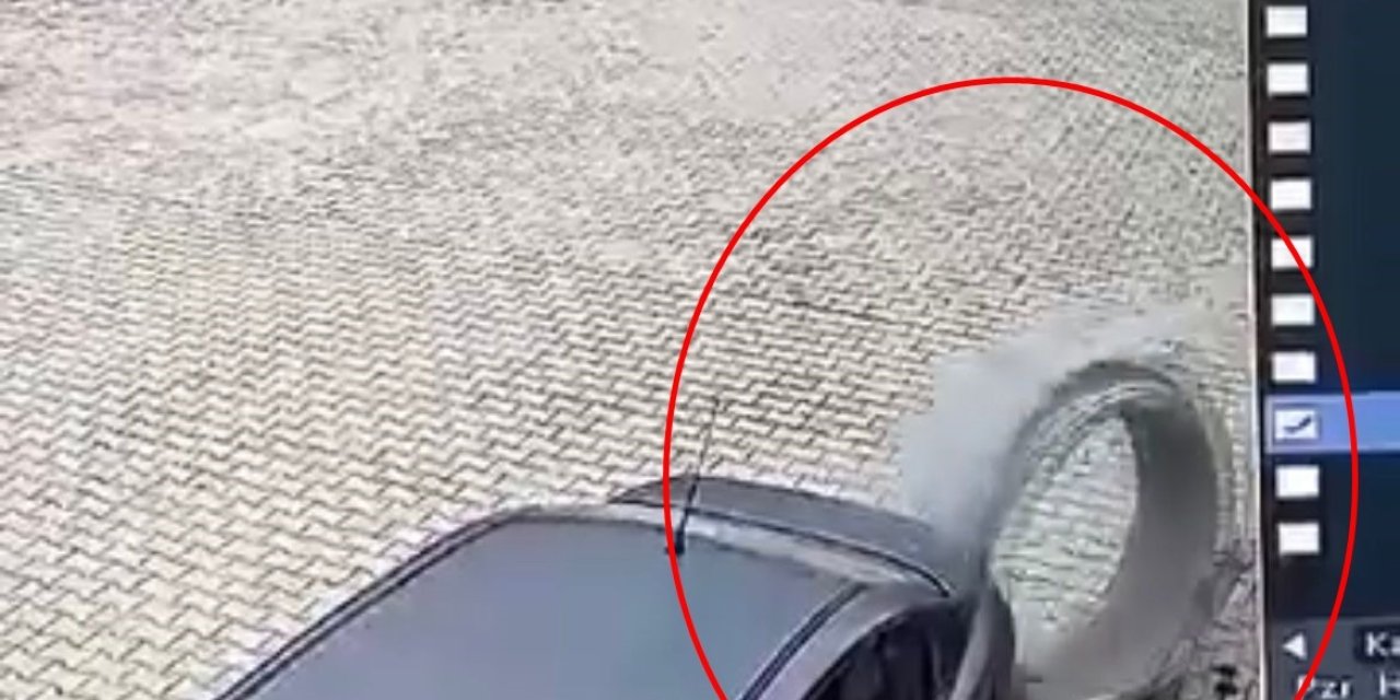 Bursa'da silindir beton su borusu park halindeki otomobile çarptı; o anlar kamerada