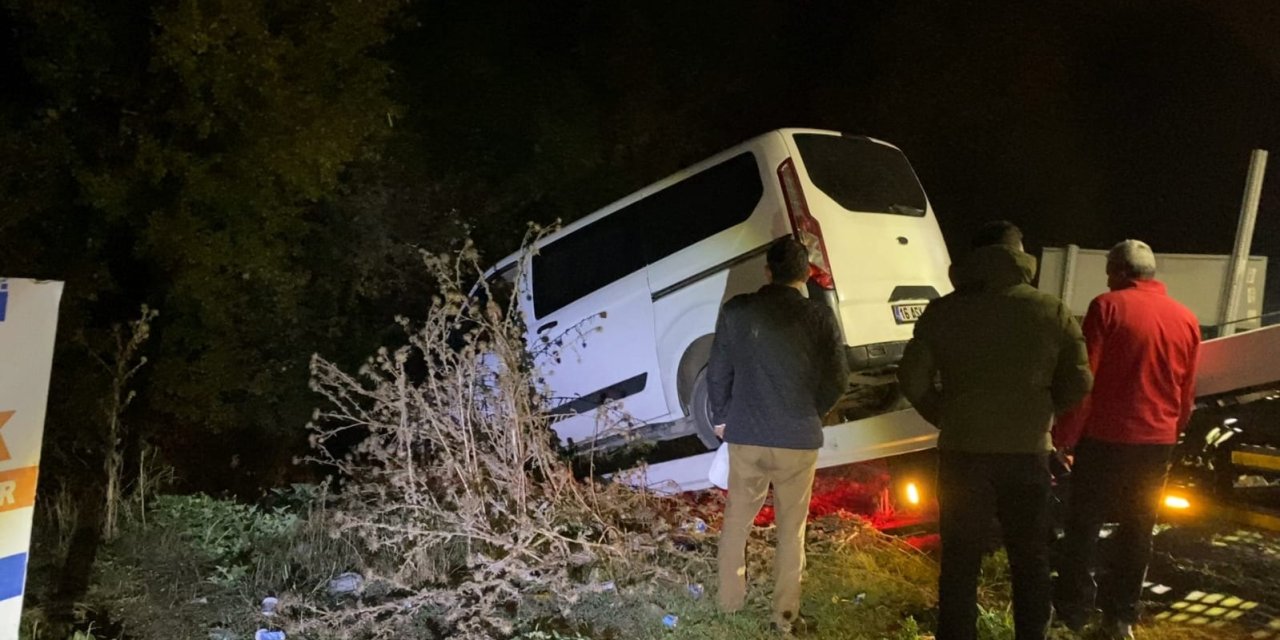 Bursa'da yoldan çıkan minibüs dere yatağına düştü