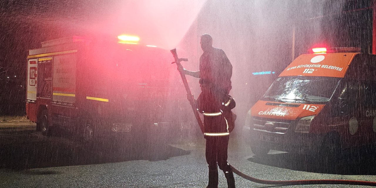 21 Yıllık İtfaiye Eri, Söndürme Hortumunun Fıskiyesiyle Kendini Islatarak Emekliliği Kutladı