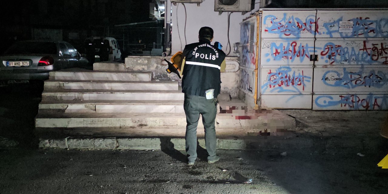 Adana'da, sokaktaki bıçaklı kavgada ağır yaralandı