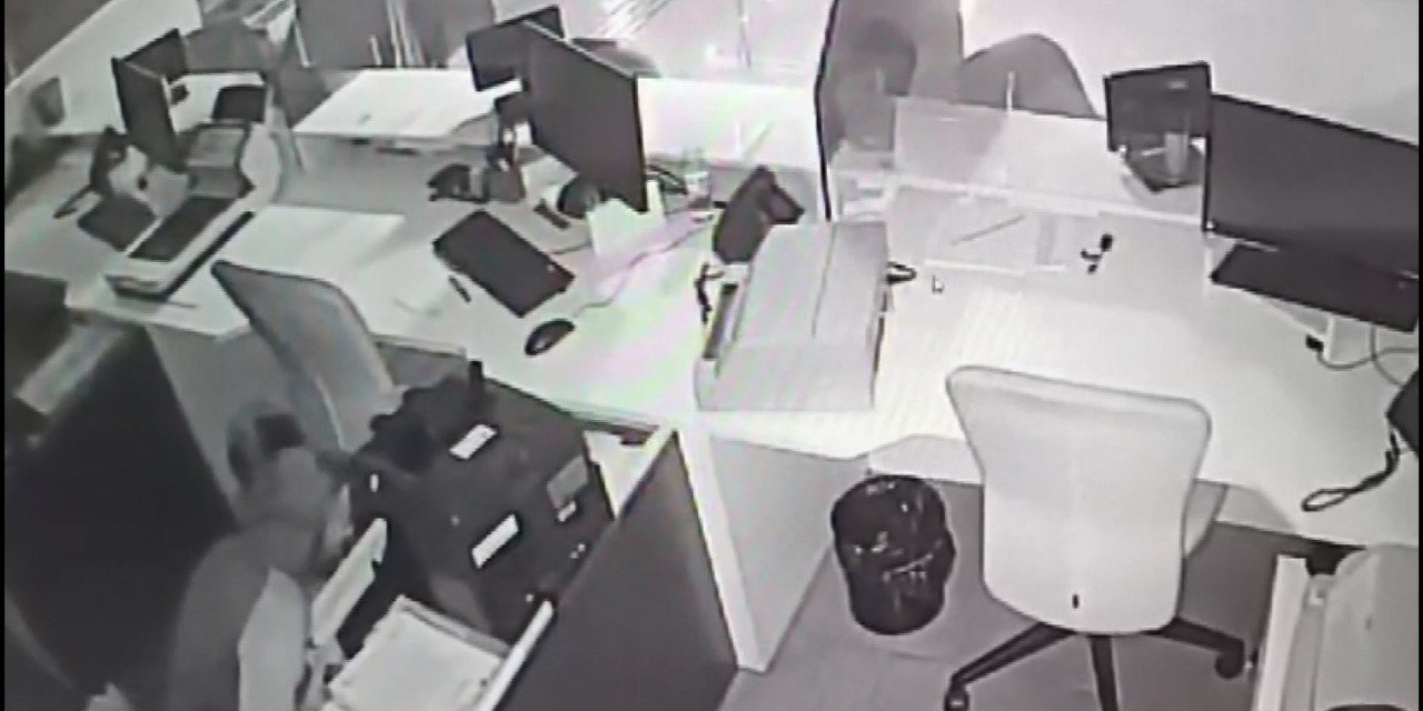 İstanbul- Banka şubesine hırsızlık için girip para bulamayınca kaçan şüpheli kamerada