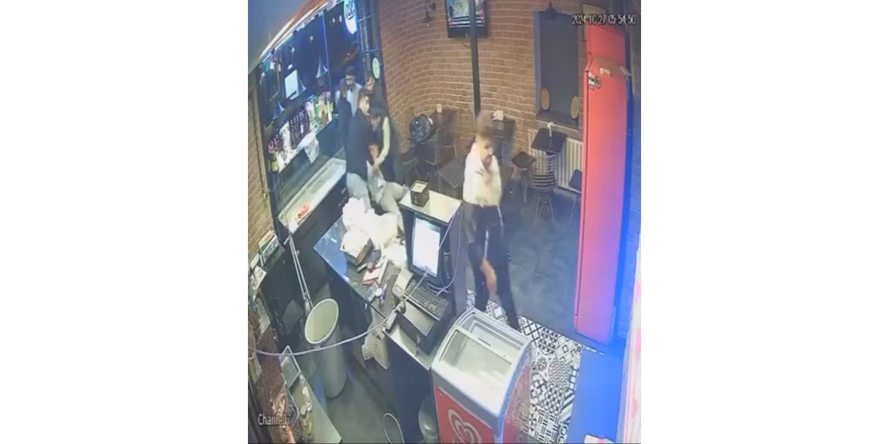 Beyoğlu’nda tehditle para istediği çiğ köftecide darbedildi