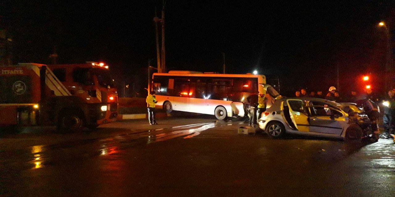 Belediye otobüsüyle çarpışan otomobilin sürücüsü öldü