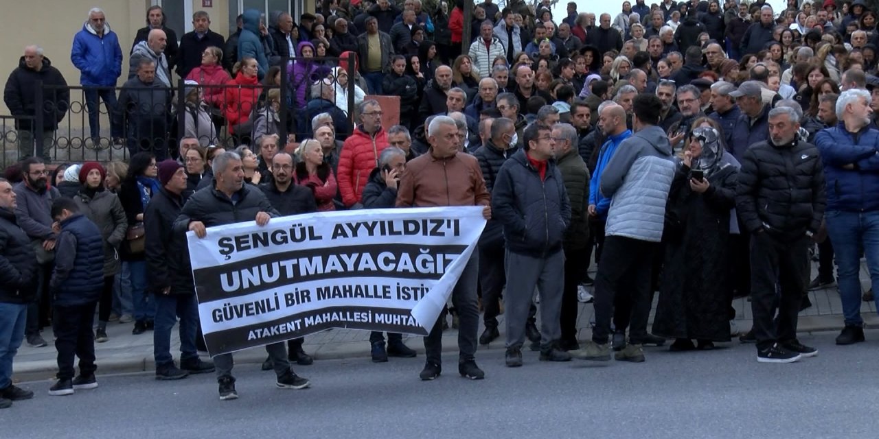 İstanbul-küçükçekmece'de Kazada Hayatını Kaybeden Hemşirenin Yakınları Olay Yerine Karanfil Bıraktı