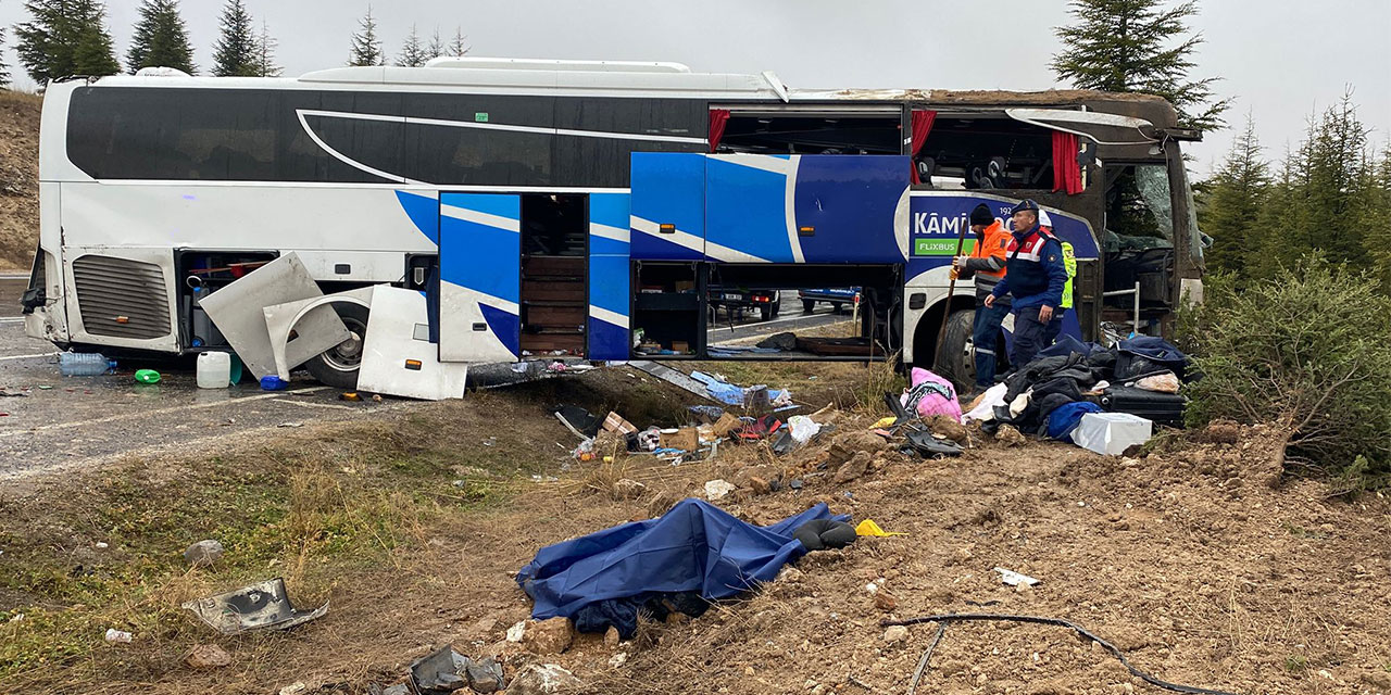 Eskişehir'de devrilen yolcu otobüsündeki 1 kişi öldü, 30 kişi yaralandı