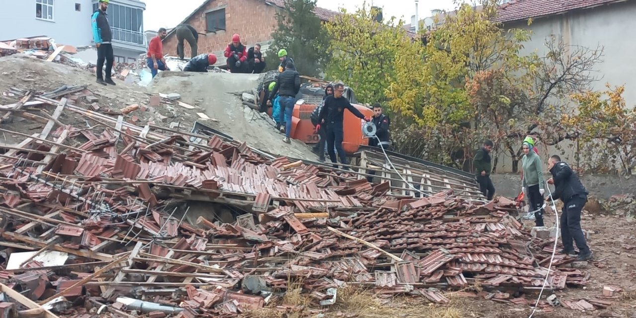 Ağır hasarlı bina çöktü; iş makinesi operatörü enkaz altında