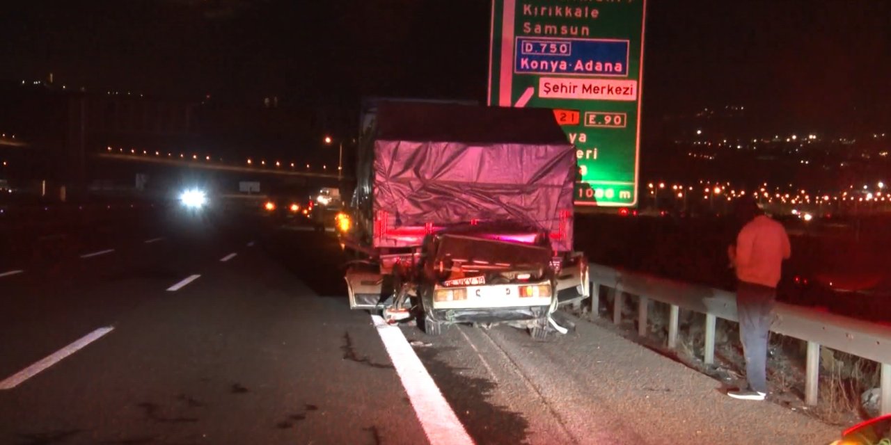 Ankara'da, emniyet şeridindeki TIR'a çarpan otomobilin sürücüsü öldü