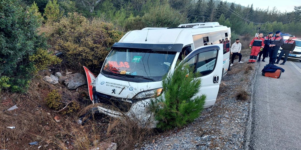 Bodrum'da yolcu minibüsü, şarampole düştü: 8 yaralı