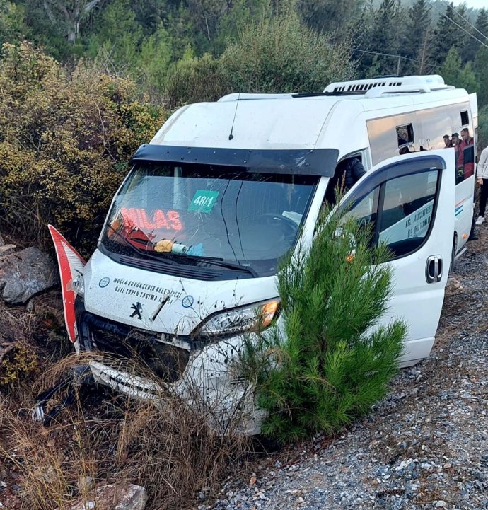 Bodrum'da yolcu minibüsü, şarampole düştü: 8 yaralı